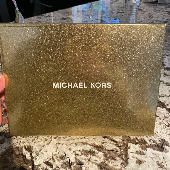 Michael Kors Women`s Metallic MK Diamond Logo Scarf/Hat 2Pc Set Gold MK Gift Box - Picture 4 of 5